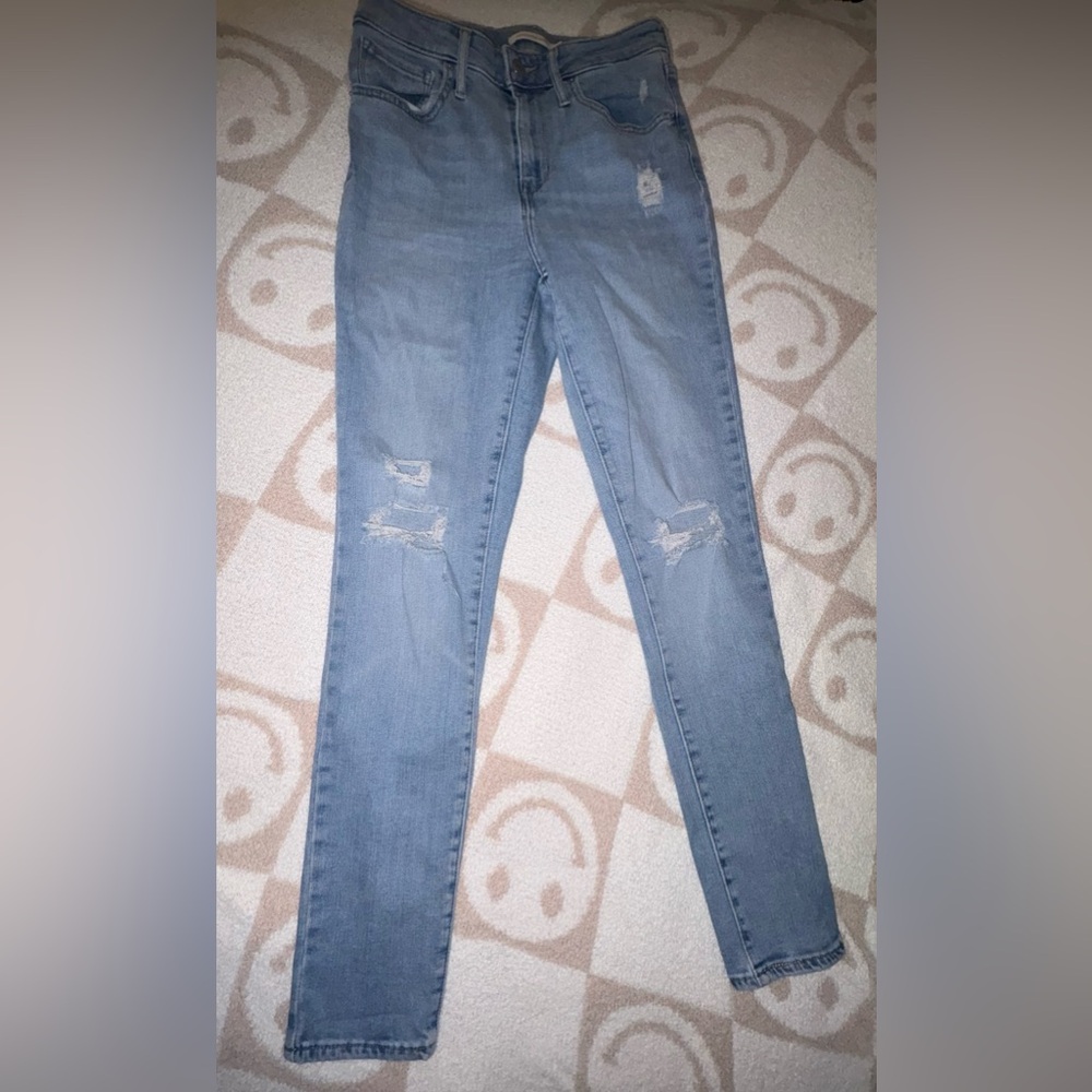 Light wash Levi skinny jeans